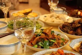 喝酒时，为啥有人讨喜，有人讨嫌呢？这3条酒桌礼仪要知道图片