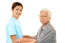 老了不能自理时，请保姆照顾好还是让儿女照顾好？78岁老人如是说图片