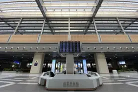 清晨，和北京丰台站的阳光合个影图片