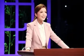 央视主持人朱迅：独自抗癌，父亲离世，85岁母亲独居国外不愿回家图片