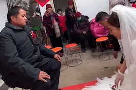 江苏一女儿出嫁跪拜父亲，父亲掏出红包后转身哭泣，女婿举动暖心图片