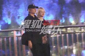 72岁徐克与小30岁女友牵手逛街，十指相扣秀恩爱，女方肤白貌美图片