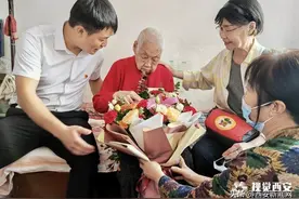 西安最年长老人已118岁 心宽体胖爱吃肉图片