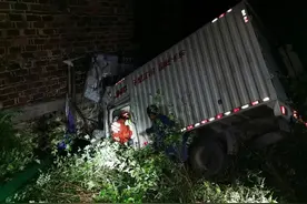 刹车失灵！宜春一货车司机陡坡溜车，掉沟里了...图片
