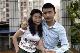 重庆23岁小伙爱上46岁阿姨李良友，2月后闪婚，今6年过去恩爱如初图片