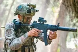 中印边境解放军再曝新装备！新冲锋枪格外显眼，战力比步枪还强？图片