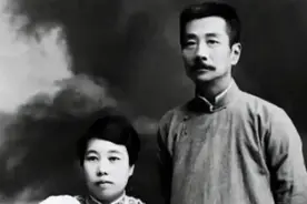 鲁迅第一次到北大上课，一身补丁引得满堂哄笑，15分钟后鸦雀无声图片