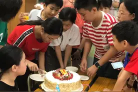孩子吃同学生日蛋糕后，宝妈在家长群发飙，让孩子喝油催吐抠嗓子图片