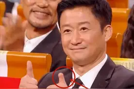 吴京身上2个疑点：拇指断了一节，代言国产手机却用苹果，该骂吗图片