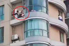 江苏一工人高空作业安全绳疑被人割断，附近商户：离地面还有3层发现绳子断了图片