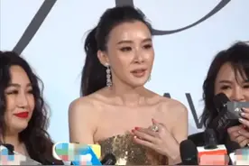 53岁萧蔷戴千万鸽子蛋现身，脸部僵硬56cm蜂腰惊人，曾称终身不婚图片