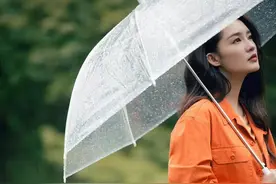 李沁雨中打伞，漫步在森林中，特别仙图片