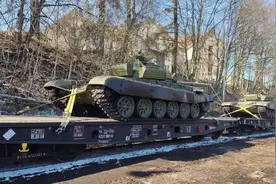 突破俄罗斯红线，捷克大批坦克装甲车被拉上火车，目的地：乌克兰图片