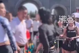 景区泼水节女子被泼后与游客起冲突，警方已介入图片