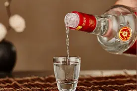 5个数字辨别白酒真假，标注在酒瓶最显眼的地方，却总被人忽略图片