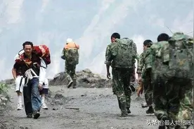 汶川地震后，父亲背着儿子遗体走25公里回家，一张照片感动了中国图片