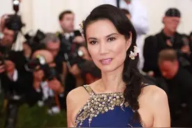 邓文迪：第三者上位身家百亿，人脉强大到吓人，俩女儿更是摇钱树图片