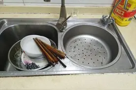 马上改掉“3个”刷碗习惯！等于在吃细菌？不懂的赶紧了解一下图片