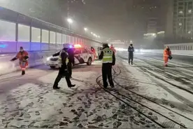 部分道路有结冰和少量积雪 西安交警提醒您雪天路滑谨慎驾驶图片