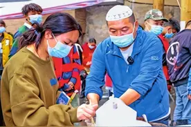 泸定地震中免费送7000碗爱心拉面的“拉面哥”去世，家人称会把爱心延续下去图片