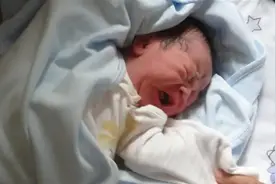 19岁女子冒险生的儿子病危，32岁男友却放弃治疗，出生仅3天离世图片