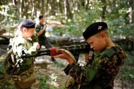 俄罗斯准备打大仗，中学生要学AK47扔手榴弹图片