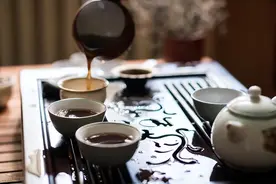杯子茶垢、水垢难去除，别只会用清水擦洗了，学会这几招小妙招，顽固茶垢轻松去除图片