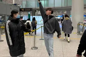 李易峰近况：在机场被偶遇，帽衫牛仔裤很青春，女助理陪同飞日本图片