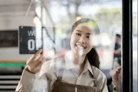 “本科毕业后，我去海底捞刷盘子……”图片