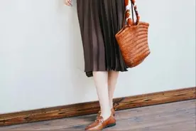 不管穿裤子还是穿裙子，尽量少配这2双鞋，显矮！试试另外3双图片