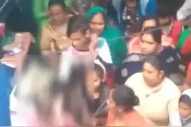 追求者被拒绝后自杀，印度女子竟被剃头涂黑脸轮奸游街示众图片