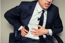 女子腹痛肠梗阻，开腹手术前医生给患者“扎手指”后：不用手术了图片