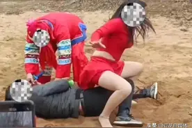 辣眼睛！南阳网红举办沙滩男女摔跤比赛：脱衣服、三对一、太恶心图片