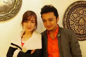 央视主持尼格买提：与妻子分居两地无奈多，结婚9年至今无子图片