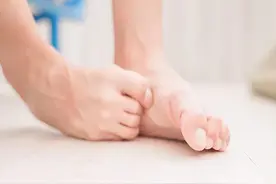 “脚气”真菌怎么治才能根除？3个简单小方法，彻底治好不复发！图片