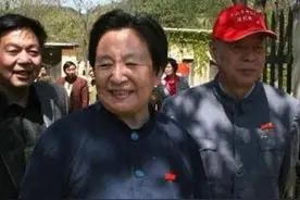 1990年李讷重访西柏坡，见到毛泽东特型演员古月，激动落泪：爸爸图片