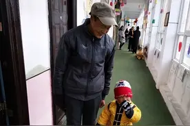 爷爷幼儿园接错孙子，领着他去逛市场，甚至还带他去医院打了一针图片