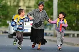 2010年，北京56岁奶奶诞下龙凤胎，后打6份工养娃，现今咋样图片