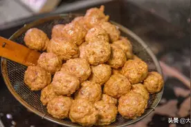 过年炸肉丸，别放面粉淀粉，教你一招，出锅酥脆可口，凉了也很酥图片