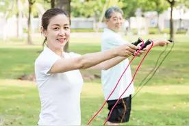 跳绳半小时等于慢跑60分钟，可不只是减了体重，很多人蒙在鼓里图片