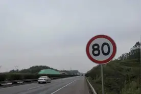 高速开车时速120，看见限速80需要急刹吗？交警给出答案图片