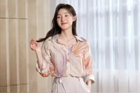 今秋火了一条裤子，叫“醋酸裤”，四五十岁的女人穿好时髦高级图片