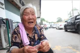 徐州八旬奶奶每天在学校对面坐等八小时：他还没长大，我不敢老图片