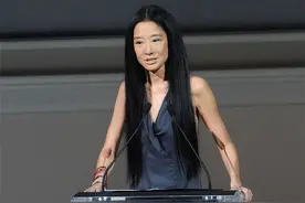 73岁王薇薇：头发黑长直，脸上没皱纹，身材似少女，最爱鲜肉男友图片