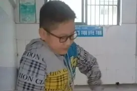 双腿残疾，活出和正常人一样的“板凳男孩”图片