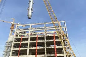 投资28亿元，河南煤化工项目气化炉吊装图片