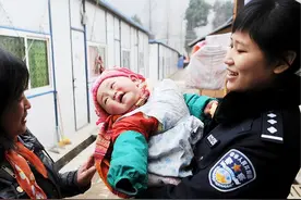 汶川地震时的“警察妈妈”，在废墟中哺乳9婴，今已成政治处主任图片