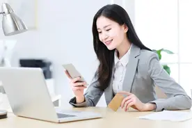 《用经济思维看清世界》：普通人走向“财富自由”的必经之路图片