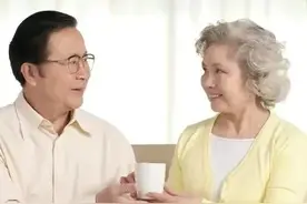 70岁老人是一人生活好还是有个老伴幸福？图片