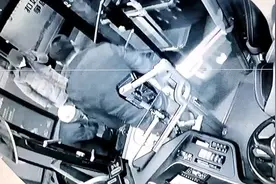 公交车长热心搀扶，八旬老太连声称赞图片